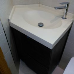 exposicion de baños con muebles modernos